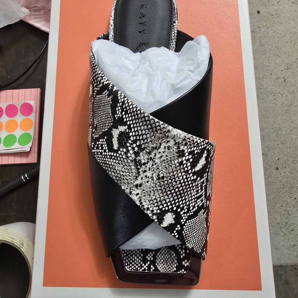 Size 7.5! NIB! KATY PERRY Black and White Snake Print Women's Slides - Picture 2 of 4
